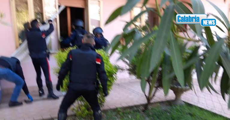 Toc..toc…c’è un pacco per lei! Apre la porta ma scattano le manette: latitante arrestato a Crotone