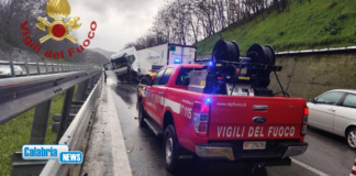 Tir sbanda sulla A2 tra gli svincoli di Rogliano e Cosenza: autista ferito portato in ospedale