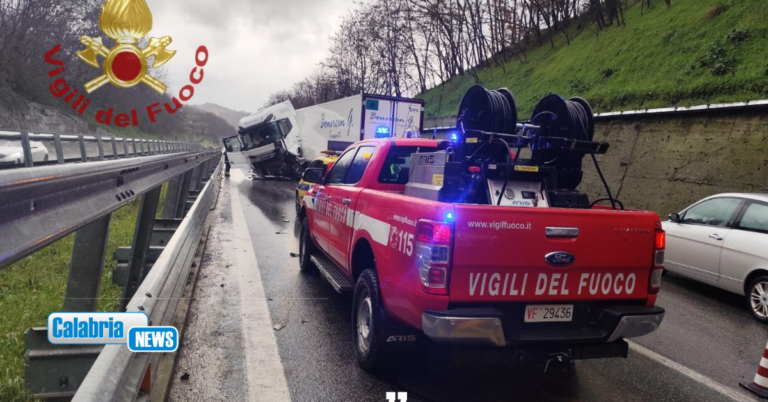 Tir sbanda sulla A2 tra gli svincoli di Rogliano e Cosenza: autista ferito portato in ospedale