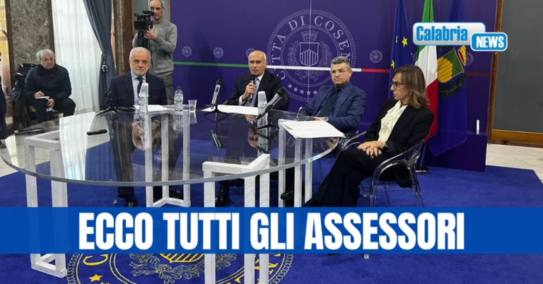 Cosenza, presentata la nuova Giunta. Sindaco: proseguiamo “nel solco del nostro programma”
