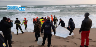 Strage migranti a Cutro, familiari e superstiti del naufragio: “Siamo stati lasciati da soli”