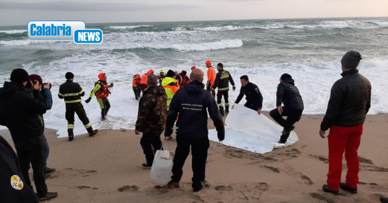Strage migranti a Cutro, familiari e superstiti del naufragio: “Siamo stati lasciati da soli”