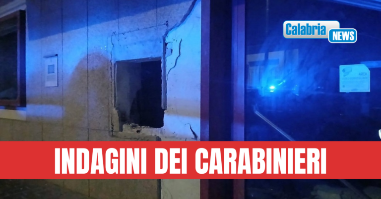 FOTO-Decollatura, assalto con esplosivo nella notte a banca: asportato sportello bancomat