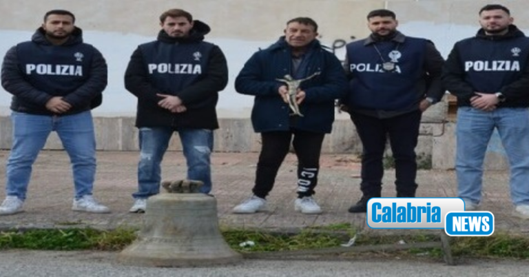 Polizia ritrova campana di bronzo e crocifisso trafugati dalla Chiesa di Marina di Gioia Tauro