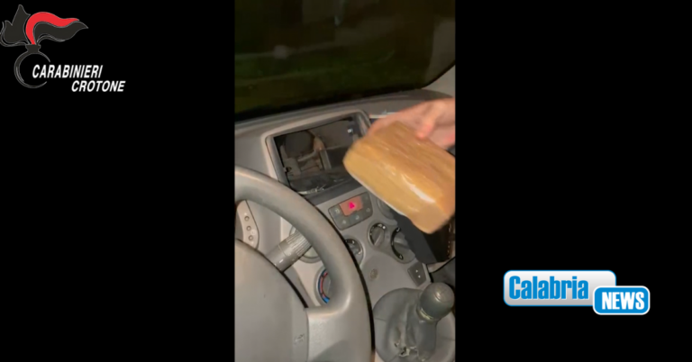 VIDEO-Crotone, arrestati due uomini: pizzicati con oltre un chilo di cocaina in auto
