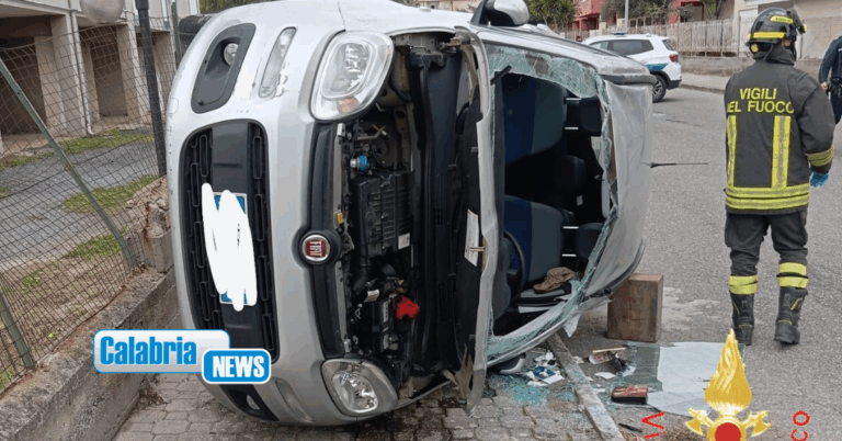 FOTO-Lamezia, impatto tra due auto in via La Pira: un ferito portato in ospedale