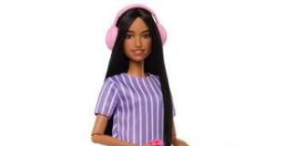 Mattel lancia la prima Barbie con autismo, ha cuffie antirumore e spinner antistress