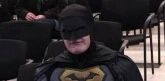 “Non dovete aiutare l’Ice”, in consiglio comunale arriva Batman