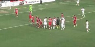 Punizione sotto l’incrocio, ma arbitro non ‘vede’ il gol: scandalo arbitrale in Turchia