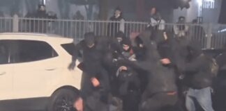 Scontri corteo Askatasuna, in un video agente accerchiato e preso a martellate
