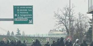 Scontri in autostrada tra 200 ultras di Fiorentina e Roma a Bologna: auto danneggiate