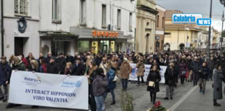 Vibo Valentia, cittadini in marcia: corteo silenzioso contro la crisi della sanità