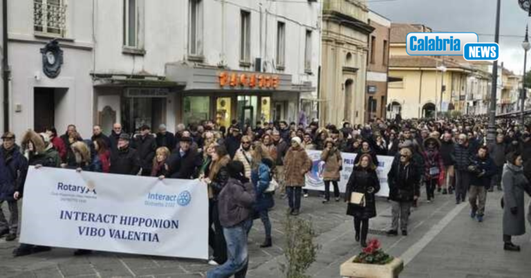 Vibo Valentia, cittadini in marcia: corteo silenzioso contro la crisi della sanità