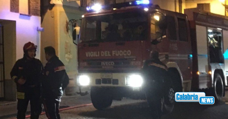 Indagini in corso per chiarire l’origine dell’incendio che ha distrutto tre auto nel Vibonese