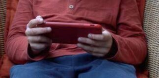 Valditara lancia l’allarme: “Bambini di sei anni già sui siti porno”. L’appello ai genitori