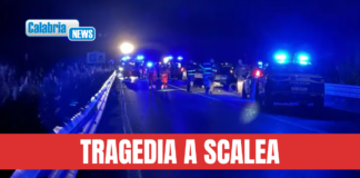 Si ferma per aiutare donna in panne con l’auto sulla SS18 ma viene travolto da un furgone