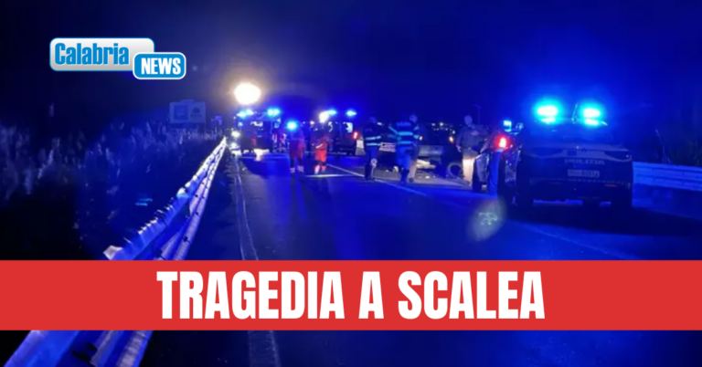 Si ferma per aiutare donna in panne con l’auto sulla SS18 ma viene travolto da un furgone