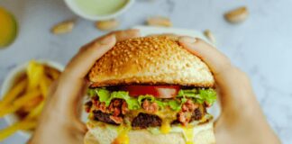 Addio porzioni extra-large nei fast food: pesa caro-vita ma anche girovita