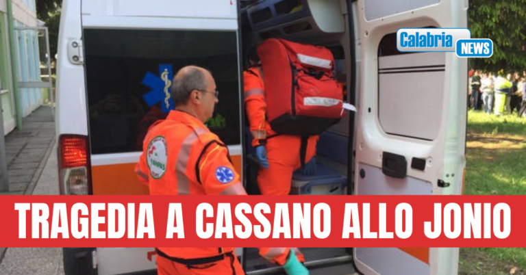 Si sporge per stendere i panni ma cade dal secondo piano: muore una 46enne