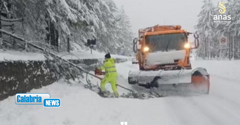 VIDEO-Maltempo, personale e mezzi Anas al lavoro per le intense nevicate nel Cosentino