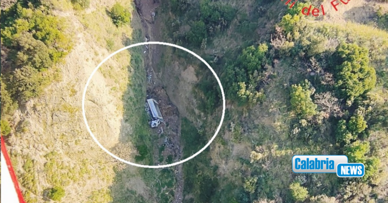 VIDEO-Catanzaro, è morto sul colpo l’autista dell’automezzo precipitato nella scarpata