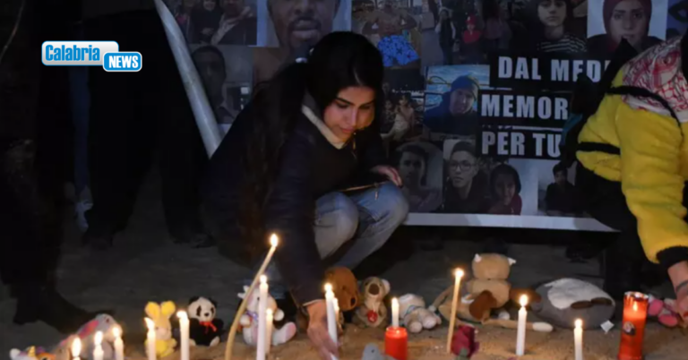 Veglia sulla spiaggia per il terzo anniversario della strage dei migranti a Cutro