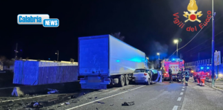 Impatto mortale nella notte a Falerna: auto contro camion, poliziotto deceduto sul colpo