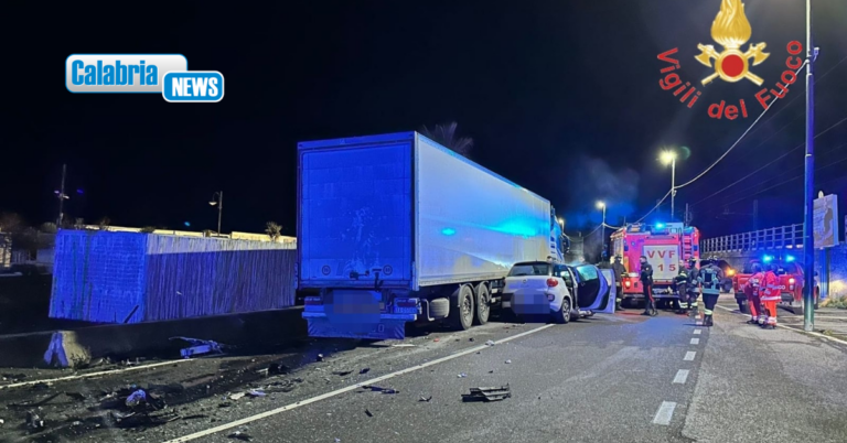 Impatto mortale nella notte a Falerna: auto contro camion, poliziotto deceduto sul colpo