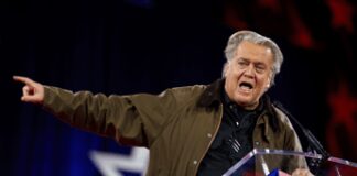 “Faremo cadere Papa Francesco”, il piano di Bannon nelle mail a Epstein