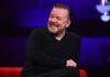 Grammy 2026, “ancora non ascoltano”: Ricky Gervais riposta un suo discorso dopo gli attacchi all’Ice