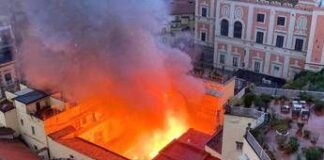 Incendio all’alba di oggi a Napoli, in fiamme il Teatro Sannazaro