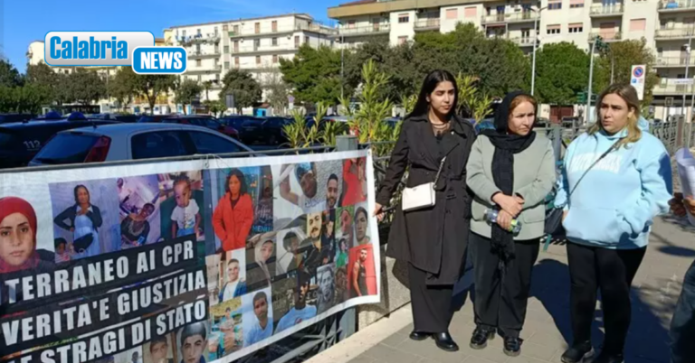 Parenti delle vittime a imputati per naufragio migranti a Cutro, “chiedete almeno scusa”