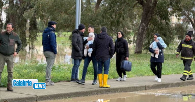 Frattura in argine Crati, evacuate tutte le abitazione complesso nautico dei Laghi di Sibari