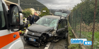 Lamezia, incidente stradale: giovane incastrata nell’auto salvata dai Vigili del Fuoco