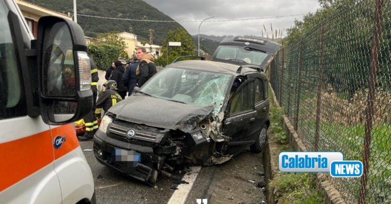 Lamezia, incidente stradale: giovane incastrata nell’auto salvata dai Vigili del Fuoco