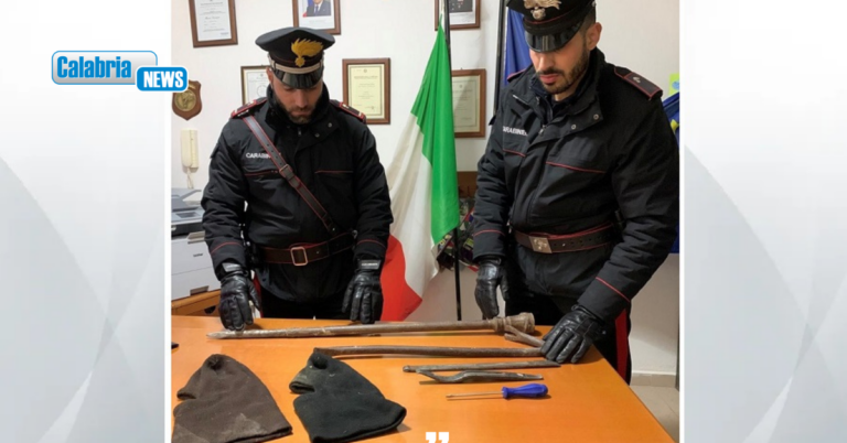 VIDEO-Carabinieri sventano furto nella notte nella Chiesa Madre a Petronà: due arresti