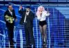 Sanremo 2026, TonyPitony e il caco sul palco: il significato del gesto