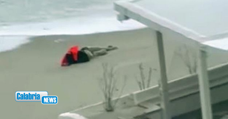 Tredici cadaveri recuperati in 14 giorni nel mare di Sicilia e Calabria