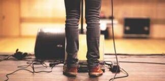 Tachicardia, bocca secca e nausea: cos’è e come gestire l’ansia da palcoscenico