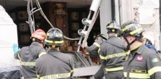 Tram deragliato a Milano, due morti e 48 feriti: l’ipotesi di un guasto al freno d’emergenza dopo il malore dell’autista