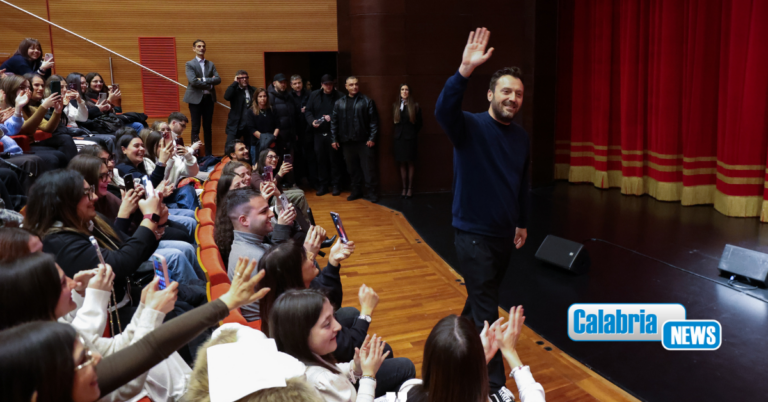 FOTO-Essere scelti, vivere le fragilità: Cesare Cremonini incontra gli studenti dell’Unical
