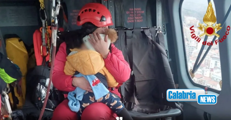 VIDEO-Fiume Crati esonda: Vigili del Fuoco salvano una mamma e la sua bimba in elicottero