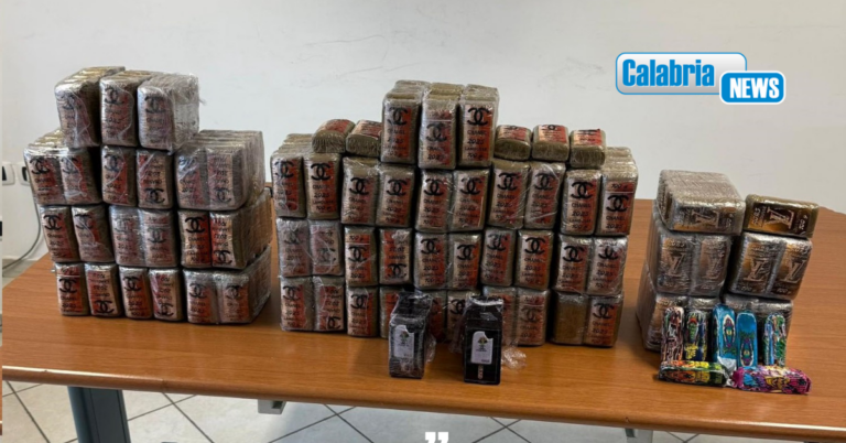 Autotrasportatore ha un incidente sulla A2 e la Polstrada gli trova 34 kg di hashish: arrestato