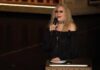 Barbra Streisand commuove agli Oscar 2026: in ricordo di Robert Redford canta ‘The Way We Were’