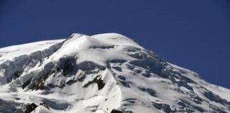 Frana sul massiccio del Monte Bianco, morto alpinista italiano