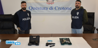 Crotone, sparano 22 colpi in aria davanti a scuola: 4 giovani fermati con pistole a salve
