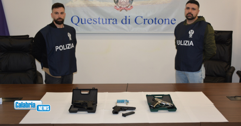 Crotone, sparano 22 colpi in aria davanti a scuola: 4 giovani fermati con pistole a salve