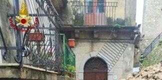 Maltempo Calabria, crolla muro a ridosso di una chiesa nel Reggino: auto travolte dai detriti