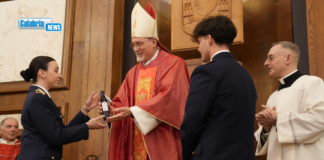 L’olio del ‘Giardino della Memoria’ consegnato dalla Questura di Vibo al vescovo Attilio Nostro