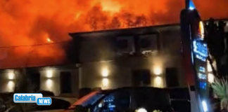 VIDEO-Violento incendio distrugge ristorante alla Tonnara di Palmi durante festa dell’8 marzo